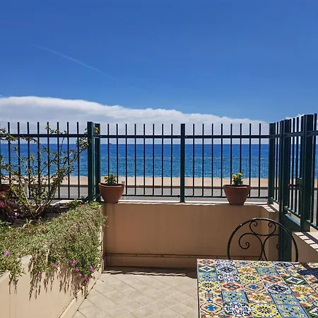 Monolocale Fronte Mare 아파트 *